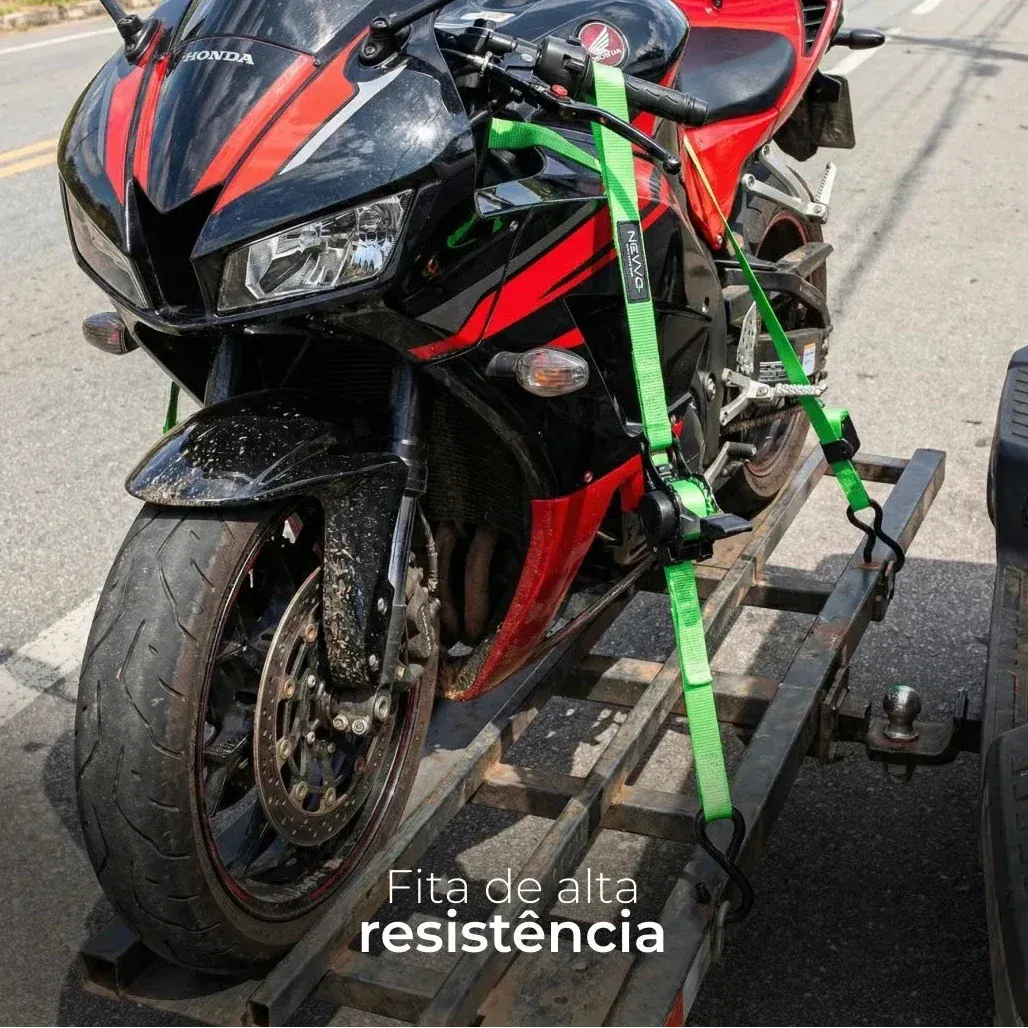 Cinta prendendo moto em um reboque