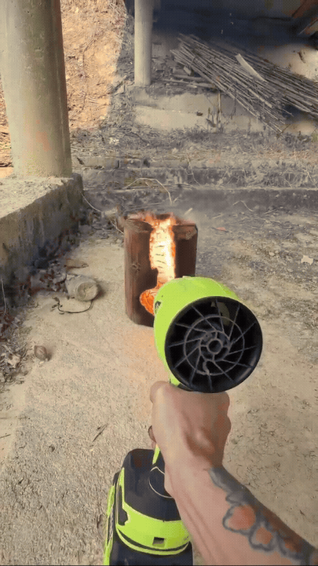 Soprador SEESE PRO avivando brasa